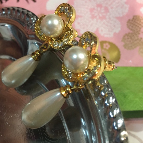 🆑🫧 CLEARANCE!🏷️ Vintage Floral & Faux Pearl w/ swarovski Earrings - Picture 9 of 16